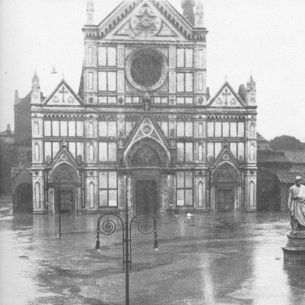 Piazza Santa Croce we Florencji podczas powodzi w 1966 roku