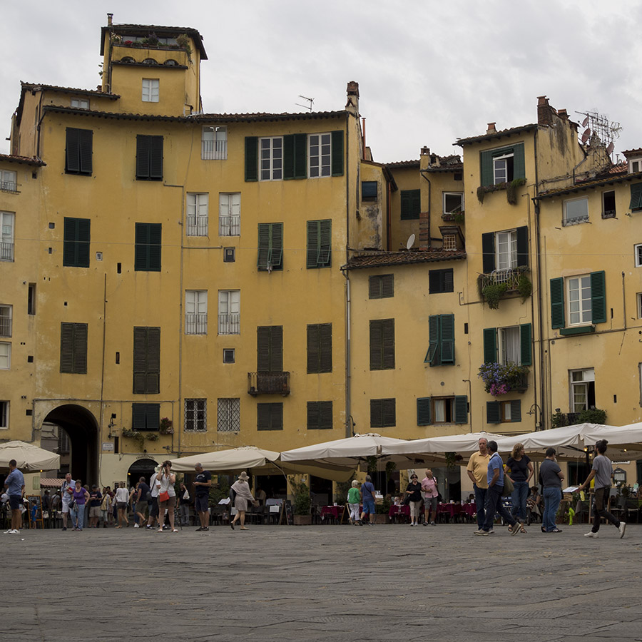 piazza Amfiteatro a Lucca