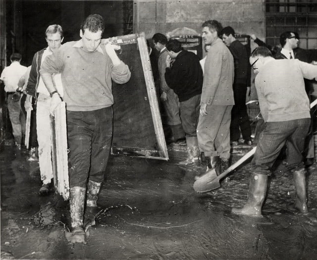 The mud angels put in safe the paintings from the Uffizi Gallery.