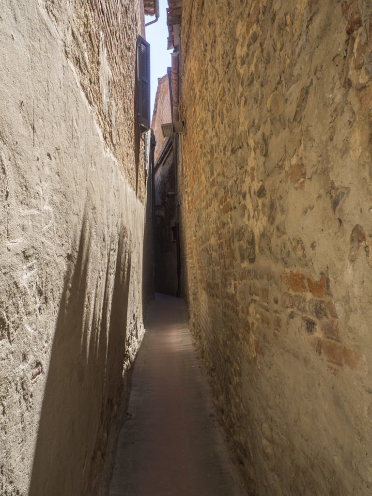 Vicolo Baciadonne, Città della Pieve, Italy.