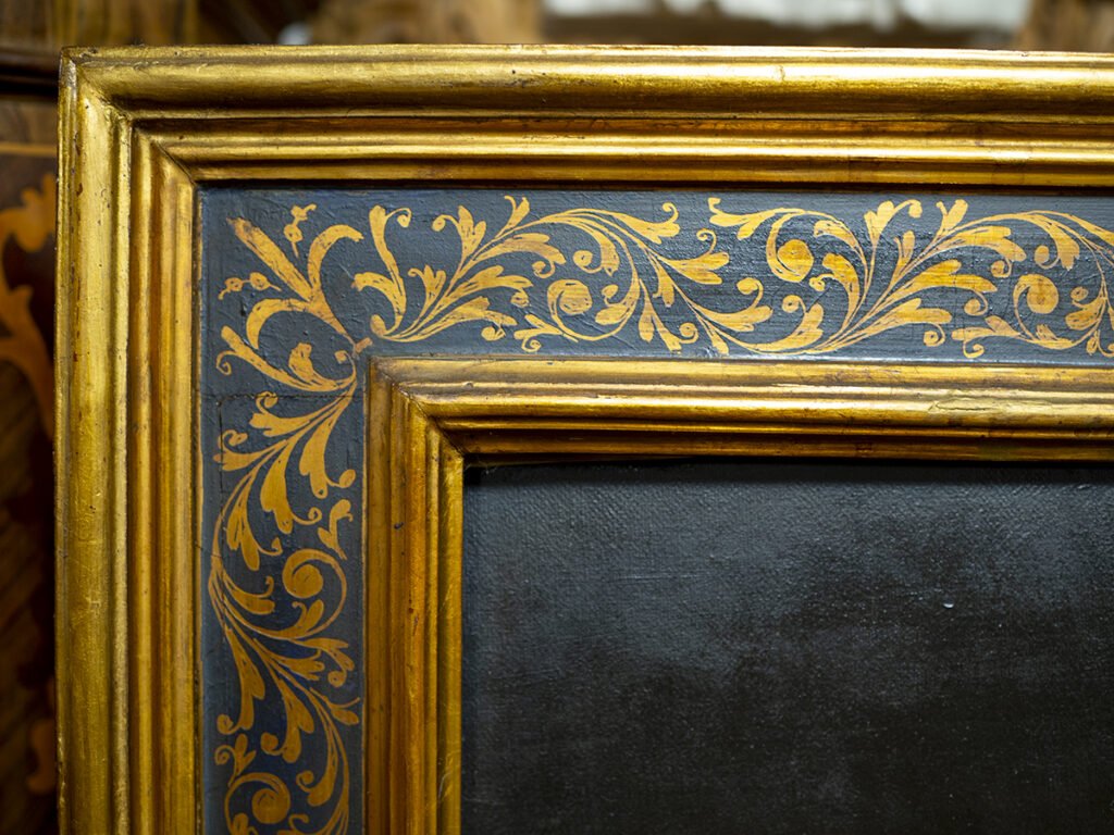 Una cornice antica decorata a sgrafitto